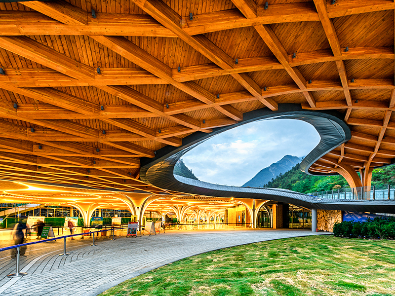 Serviceeinrichtungen für Holzkonstruktionen für Touristen in Jiuzhaigou